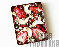 Горький шоколад с малиной, кешью и изюмом